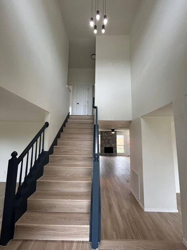 Building Photo - 1131 Holly Dr