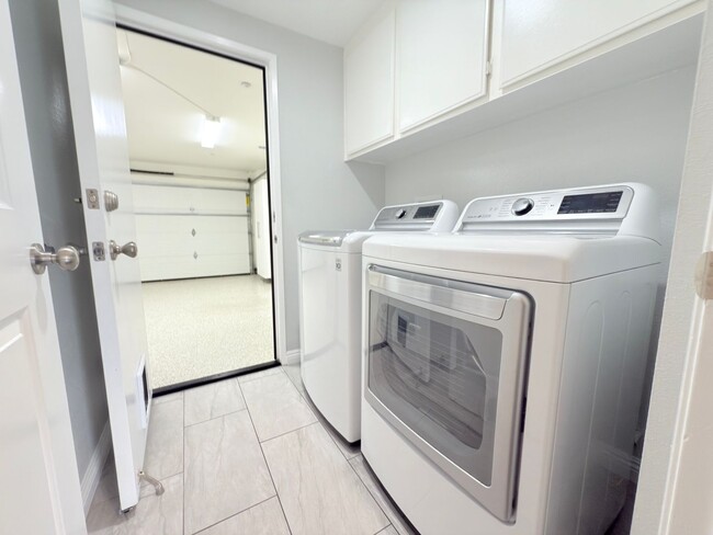 Building Photo - Spacious 4-Bedroom Home in Private Sylmar ...