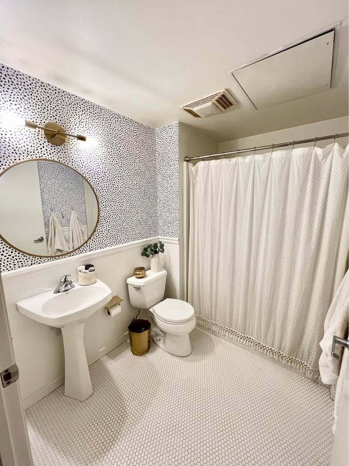2nd bathroom. - 234 E Reservoir Ave