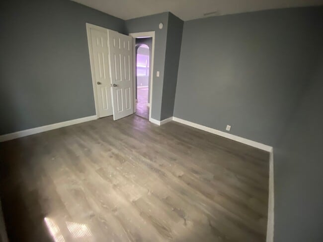 Building Photo - 1215
