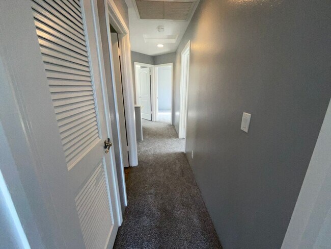 Building Photo - 4 bedroom, 2.5 bath, Mountain and Ocean Ba...