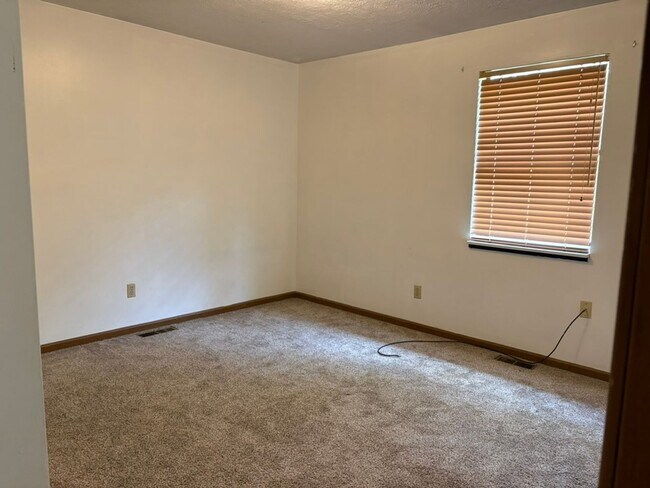 Building Photo - 801e Huggins Rd