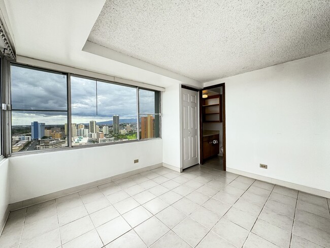 Building Photo - Salt Lake Condo with assigned parking and A/C