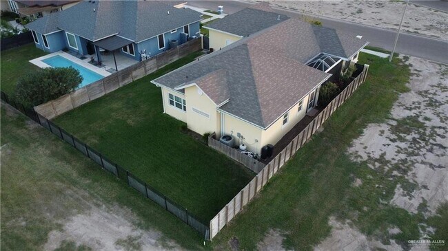 Building Photo - 3403 Lago Washington
