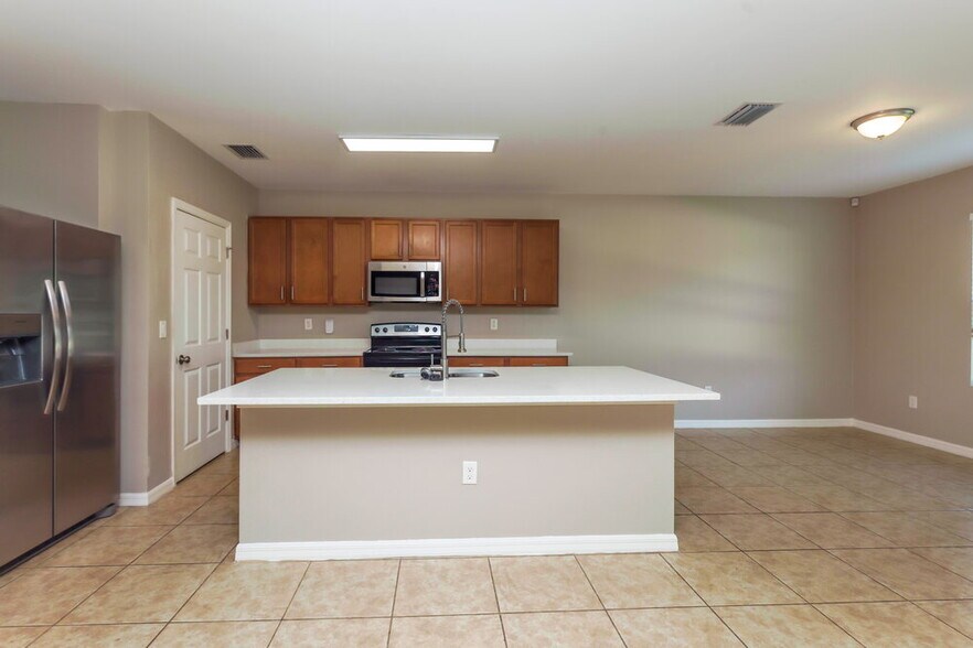 Building Photo - 2564 Surfside Blvd