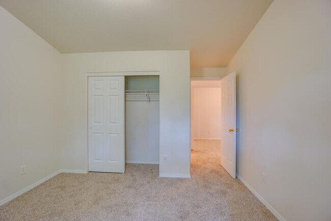 Building Photo - THREE BEDROOM TOWNHOME WITH GARAGE ACROSS FROM SHOPPING AND DINING