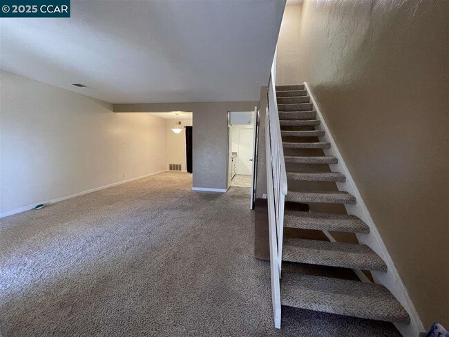 Building Photo - 62 Villa Cir