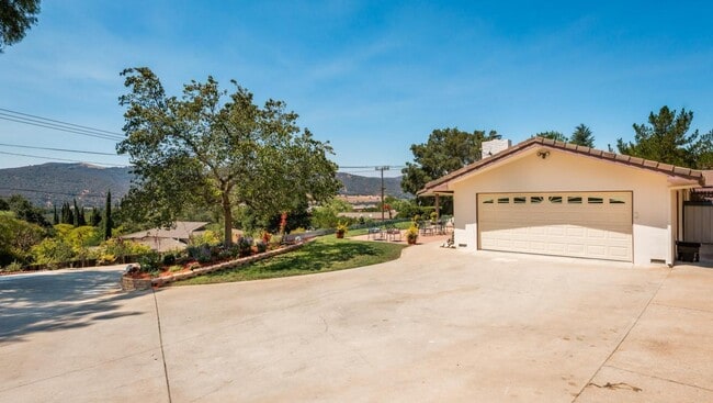 Building Photo - Stylish 3-Bed + Office Retreat with Sweepi...