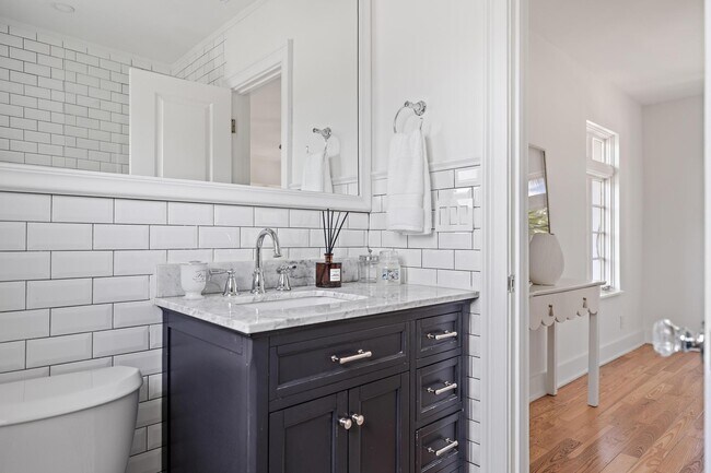 Building Photo - 306 Cordova Rd