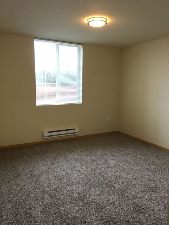 Building Photo - AVAILABLE NOW Spacious condo near shopping