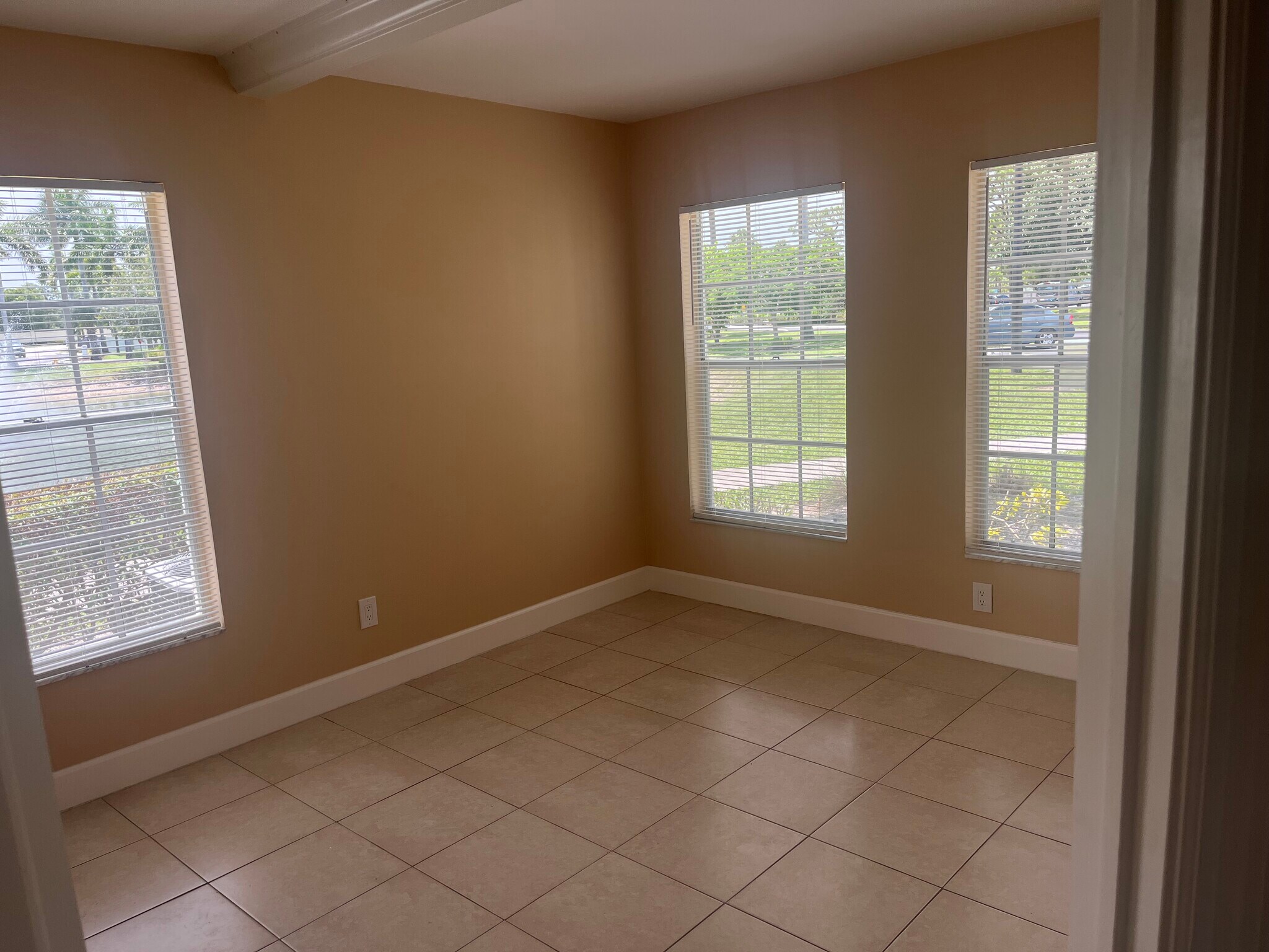 Building Photo - 177 Santa Clara Dr