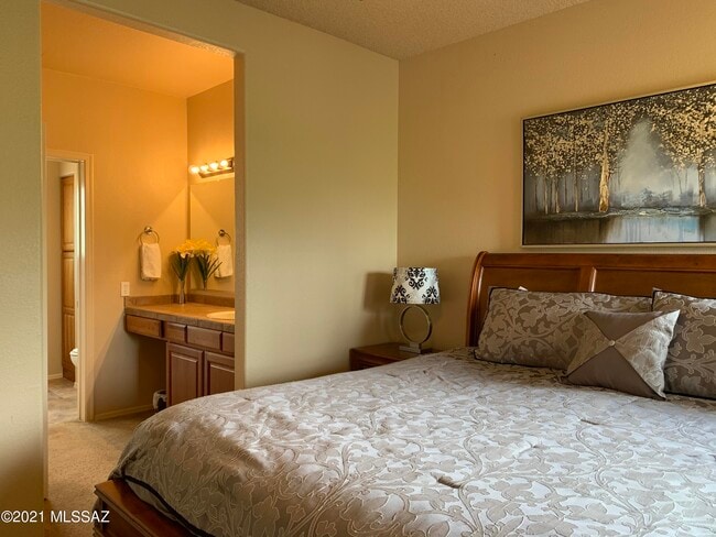 Building Photo - 6655 N Canyon Crest Dr