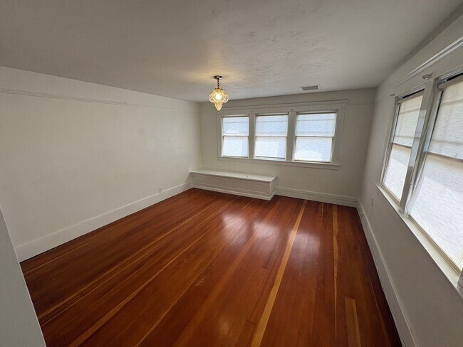 Building Photo - Classic vintage home walking distance to downtown Visalia!