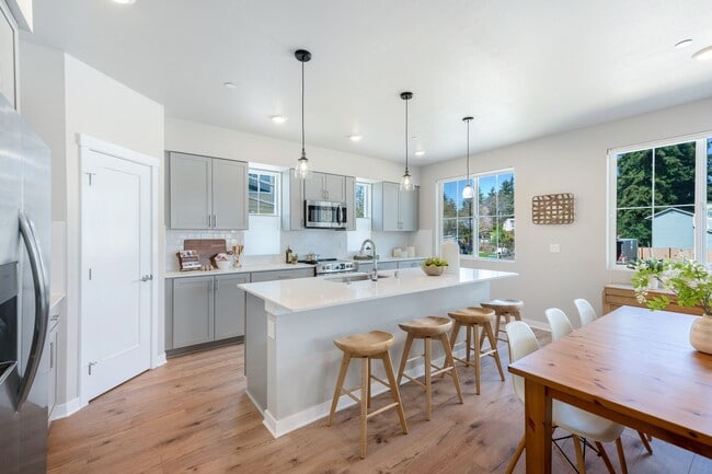 Building Photo - 4 Bed | 3.5 Bathroom | 1840 Sq Ft | $3,400