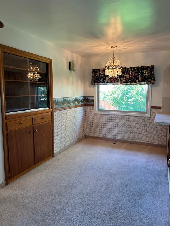 Building Photo - Charming 4-Bed, 1.5-Bath Home on the Outsk...