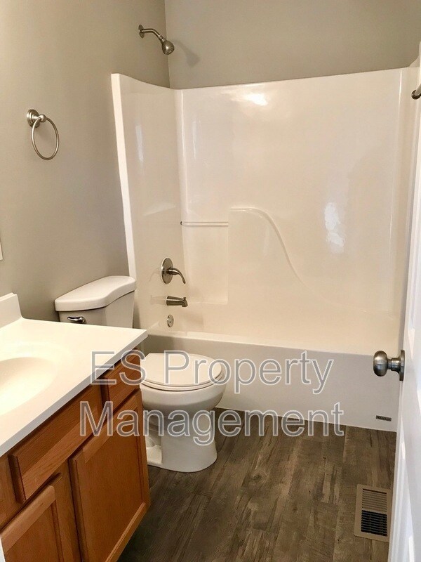 Building Photo - 5390 Lakeside Manor Dr