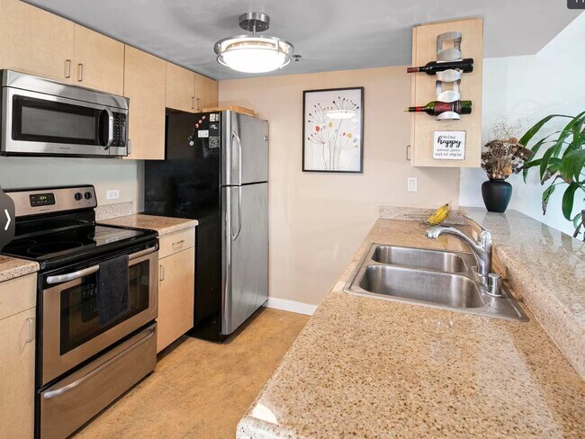 Kitchen - 425 W Beech