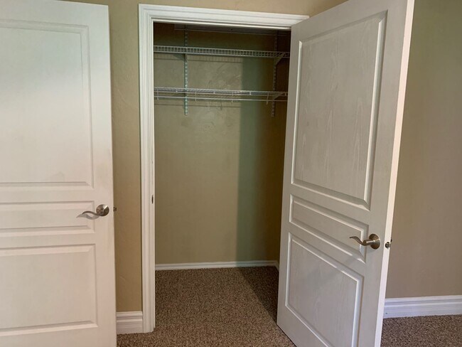 Building Photo - 5 bedroom 3 bathroom gorgeous house with v...