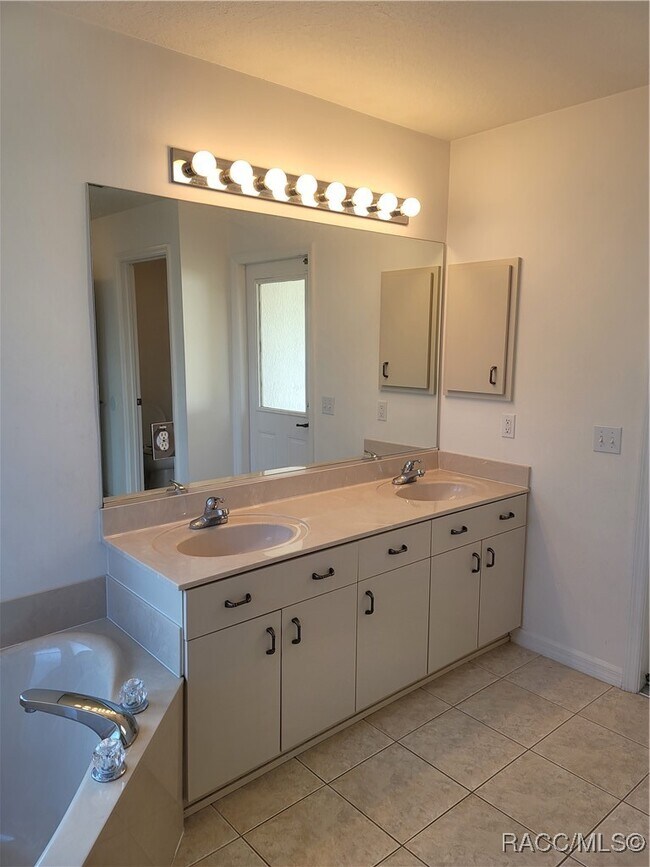 Building Photo - 2122 SW 153rd Loop