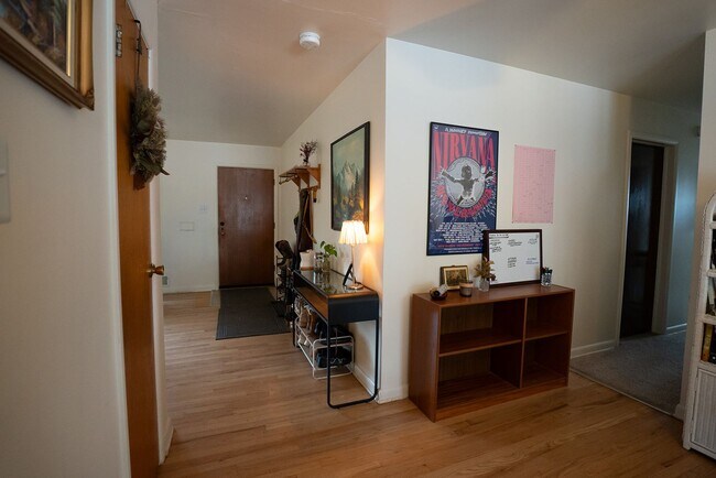 Building Photo - 180 Estes St