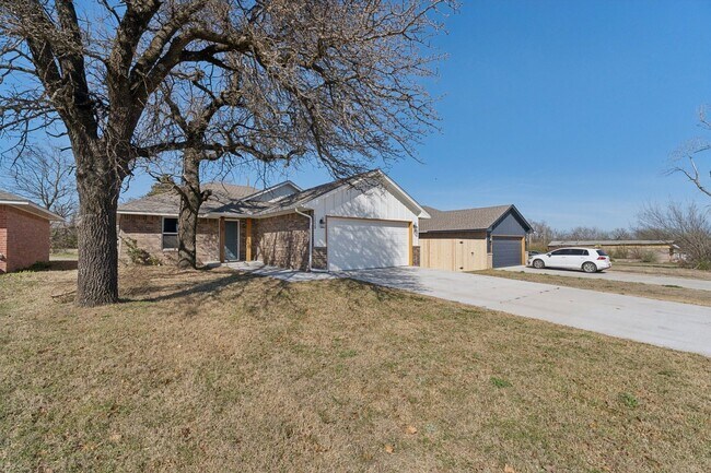 Building Photo - Beautiful 3 Bedroom, 2 Bath Home Close to Choctaw