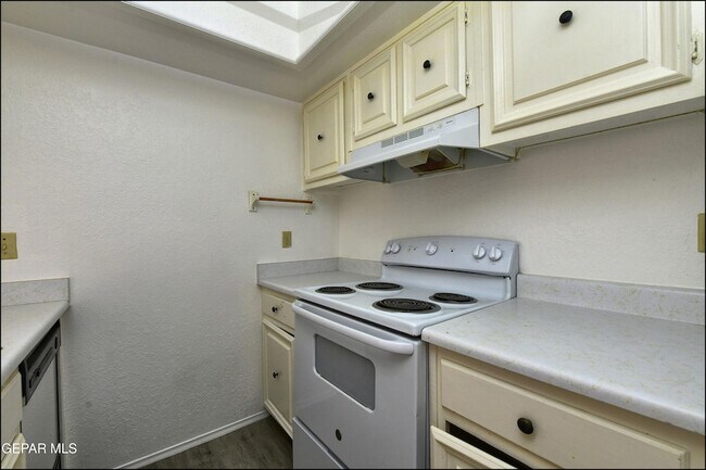 Building Photo - 6201 ESCONDIDO Dr