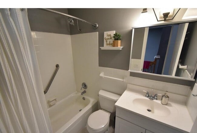 Building Photo - Spacious townhome- 3 bed/2.5ba -Community Pool! SLP- Available May 1