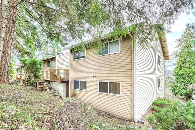 Building Photo - NEW PRICE!!! Modern, Remodeled  2BR/1BA wi...