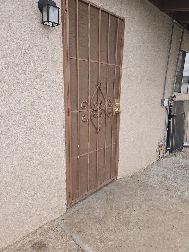 Building Photo - Enjoy this single family home with 3 bedrooms and 1 bathroom near downtown Bakersfield - COMING S...