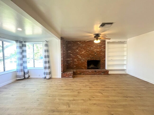 Building Photo - 3 bed, 2 bath located in Riverside!