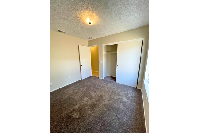Building Photo - 4 Bed/2 Bath | Plus Office/Den | Single St...