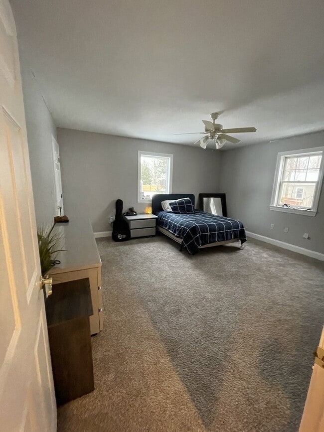Building Photo - Spacious 5 Bed 2 Full Bath