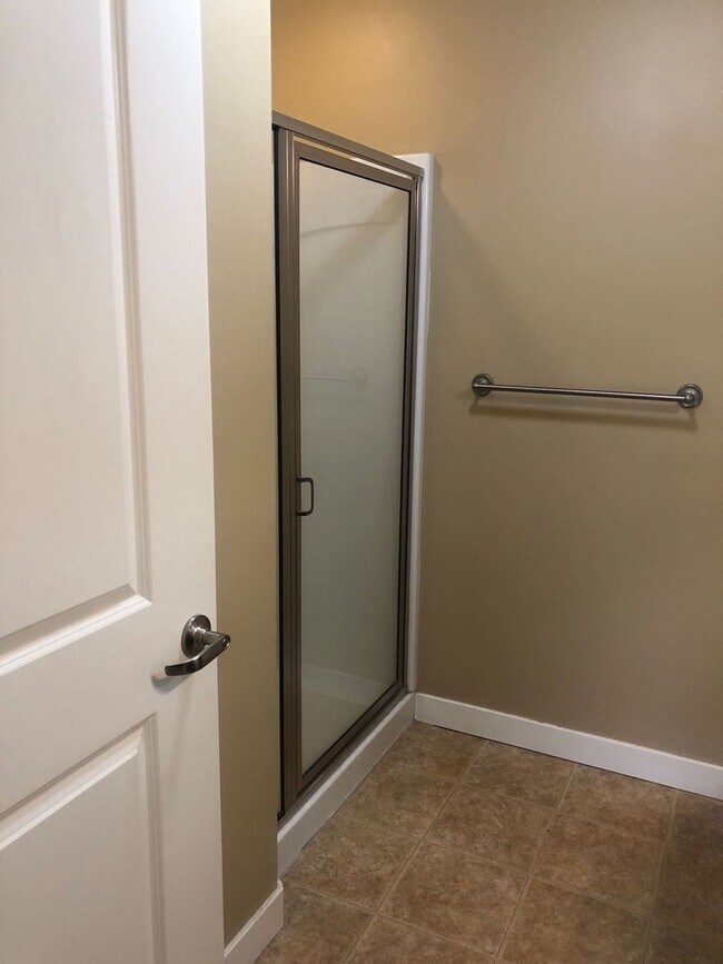 Building Photo - Stunning Down Town Condo in Secure Building