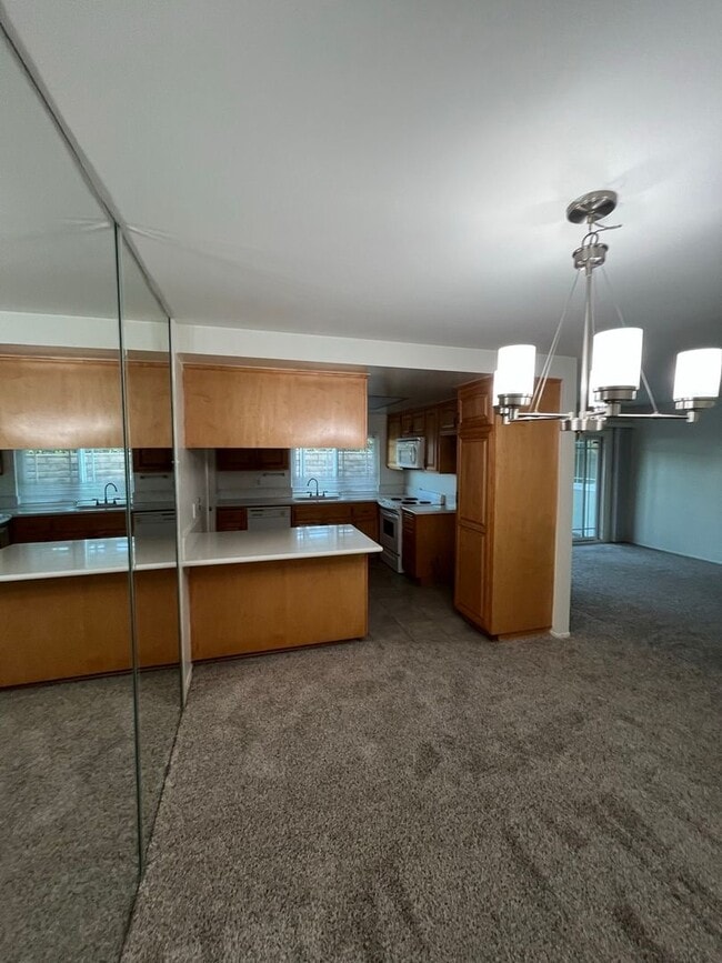 Building Photo - Beautiful 4 Bd Townhouse