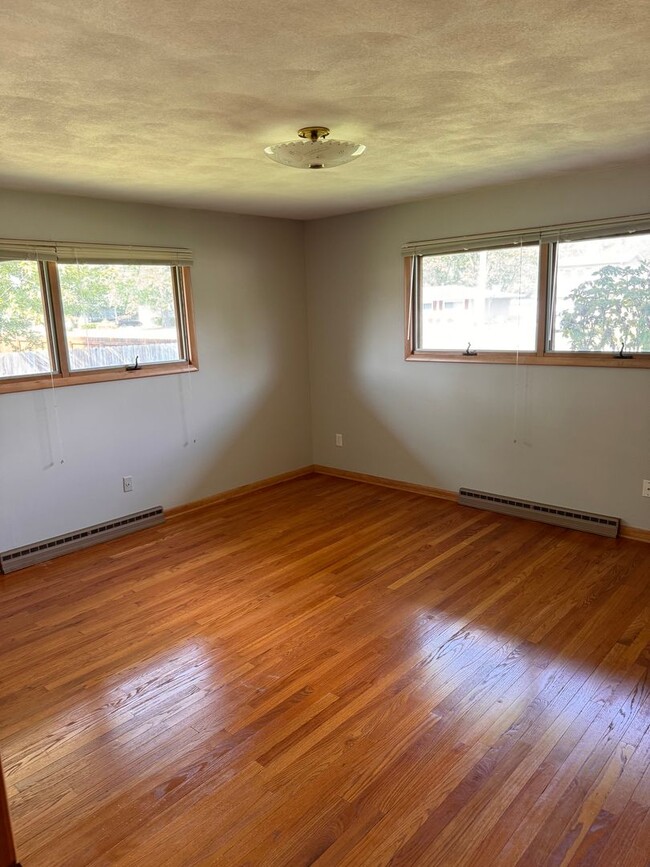 Building Photo - Beautiful Country Club area home available...