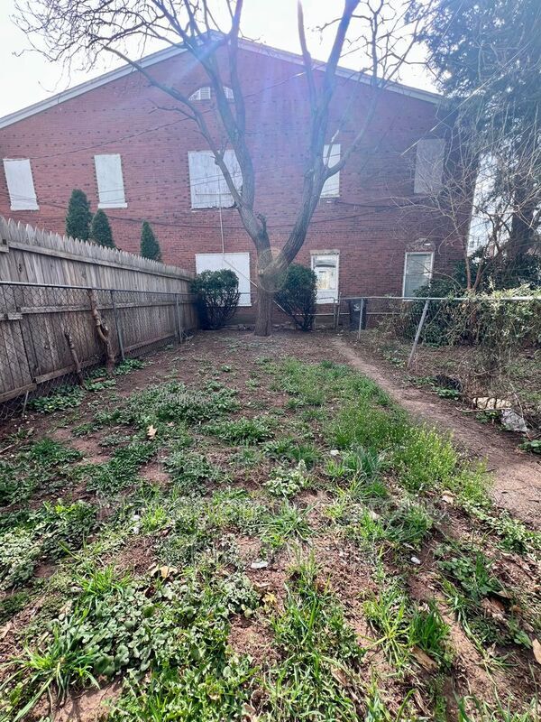 Building Photo - 502 Buttonwood St