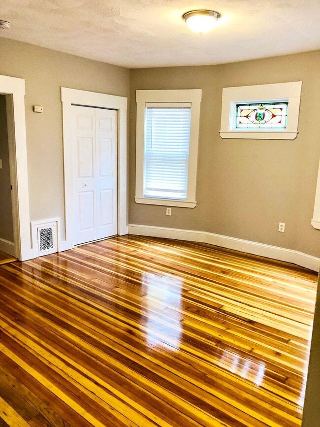 Building Photo - NEWLY RENOVATED 1ST FLOOR UNIT