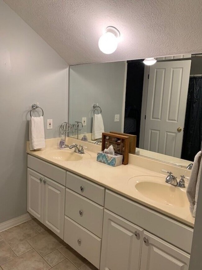 Building Photo - Furnished 4 Bedroom 3 Bath House in Kimberling City, MO with 2 car garage-Seasonal Lake View