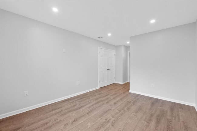Building Photo - 206 St Michaels Walk