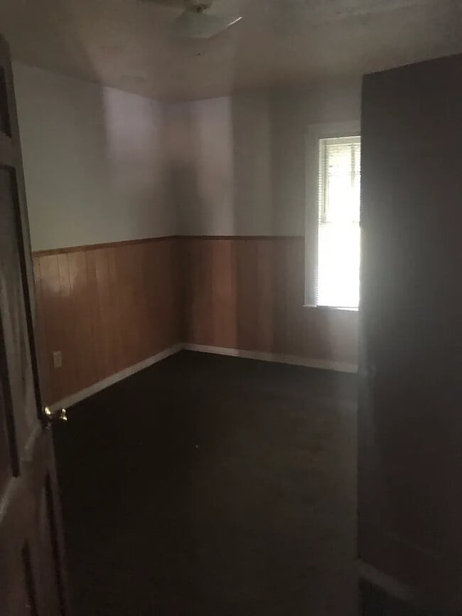 Building Photo - 2 Bedroom 1 Bathroom