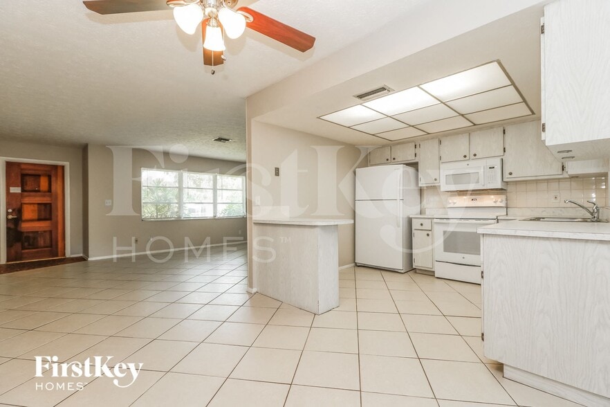 Building Photo - 2161 Tropic Ave