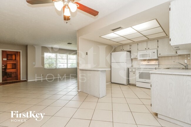 Building Photo - 2161 Tropic Ave