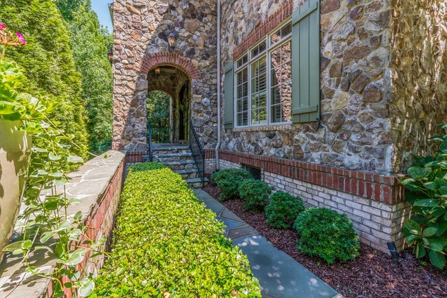 Building Photo - 1008 Medinah Ct