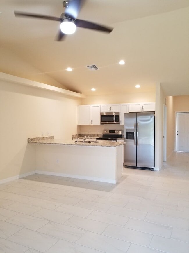 Building Photo - 3 Bedroom 2 Bath 1 Car Garage Waterfront D...
