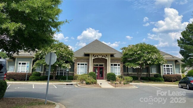 Building Photo - 2601 Silverthorn Dr