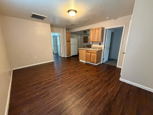 Building Photo - 905 N 2nd St