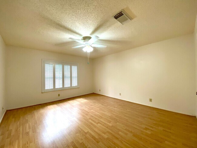 Building Photo - 10038 Silverbrook Pl
