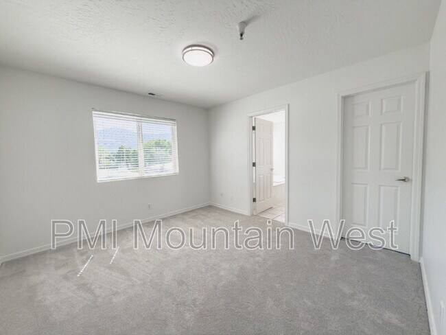 Building Photo - 320 N 500 W