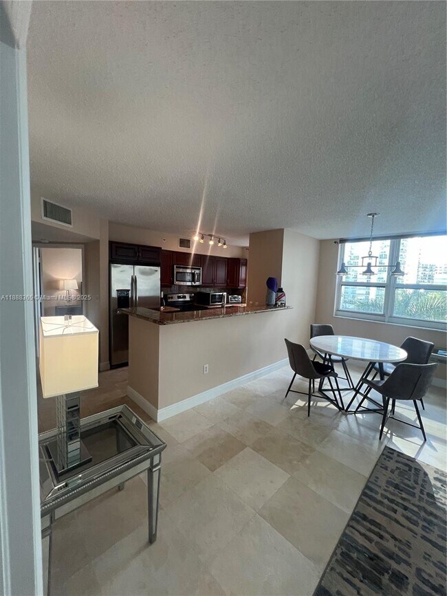 Building Photo - 1155 Brickell Bay Dr
