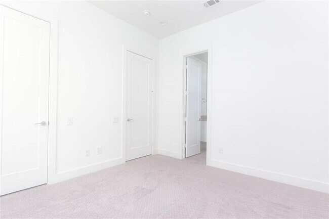 Building Photo - 5868 E Post Oak Ln